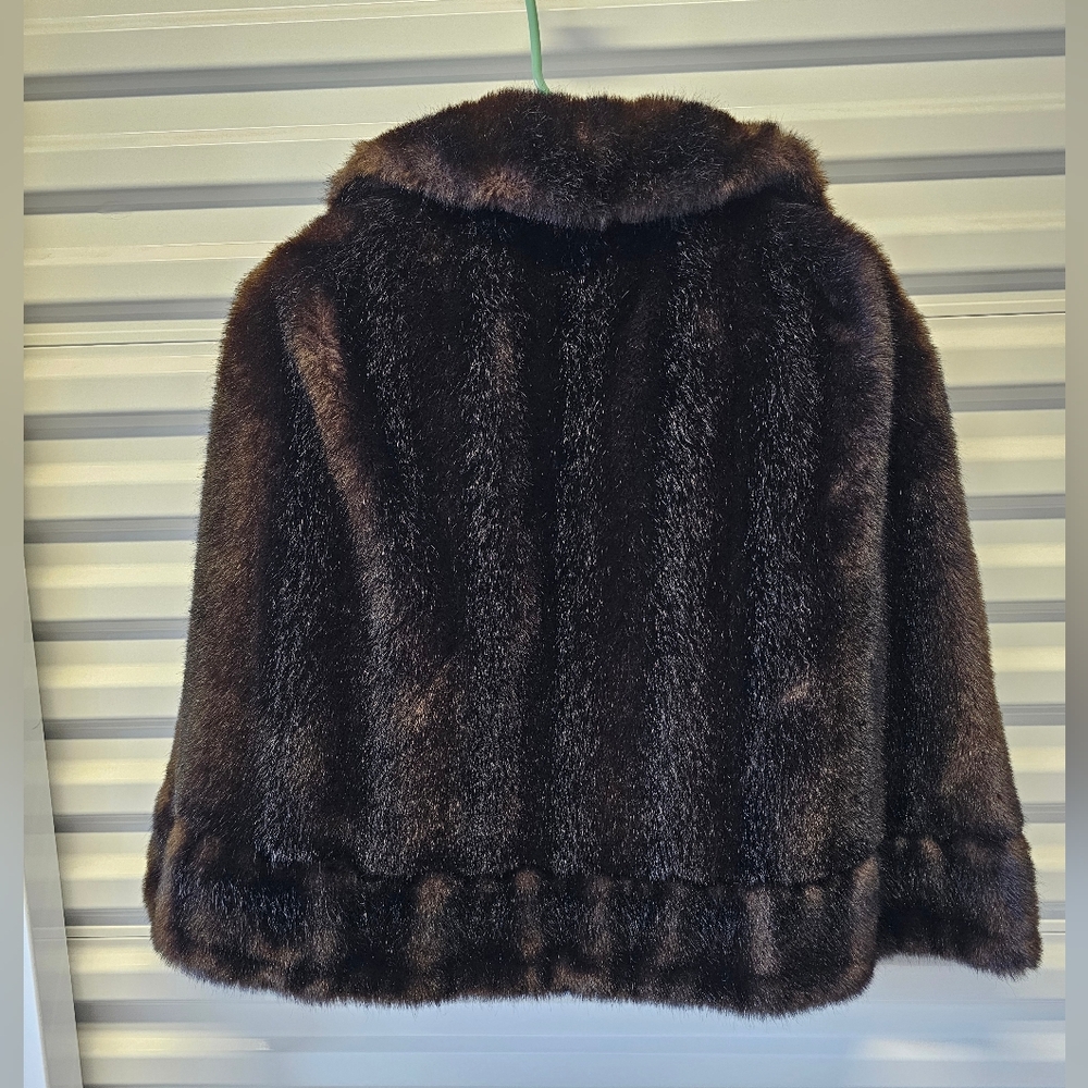 FAUX FUR CAPE  STOLE SHAWL SIZE: Medium-Large - Picture 3 of 10